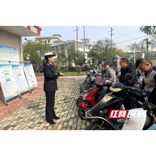 守法规知礼让 双清交警送“盔”进农村