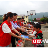 情聚乡村留守儿童：武冈市文旅广体局送“雨”进校园