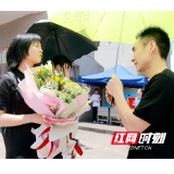 邵东高考首场结束！父亲手捧向日葵祝福孩子