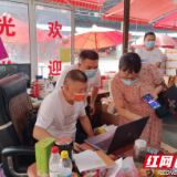 双清区市场监督管理局指导经营者使用 “湘冷链”扫码入库进口水果