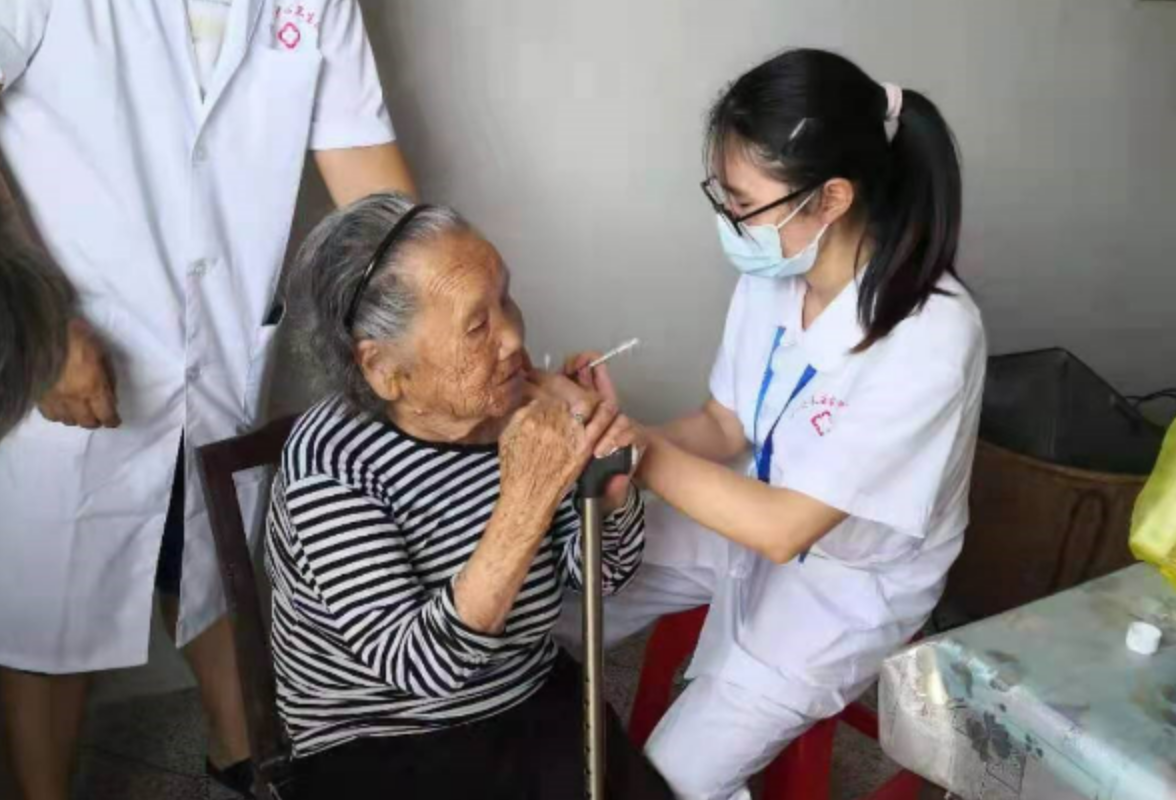 新宁水庙镇：96岁老人在家门口接种新冠疫苗