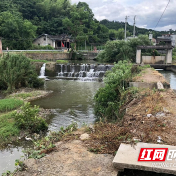 新宁县万塘乡：落实日常河长巡河制，确保河道干净整洁
