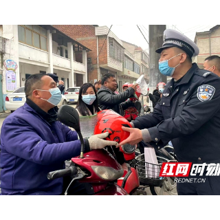 双清交警进农村开展“平安春运 交警同行”交通安全宣传活动