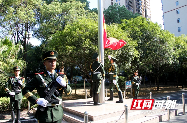 邵阳市委举行庆祝新中国成立73周年升国旗仪式(图1)