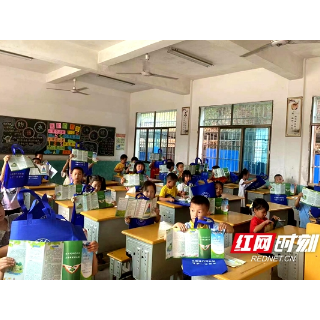 新宁清江桥乡开展“河长制”宣传进校园活动