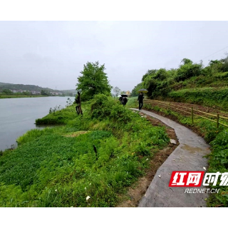 洞口县石江镇中心学校为双河村群众铺就安全路