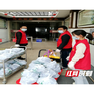 邵阳市中医医院：深夜加班熬制中药汤剂 助力一线抗疫人员