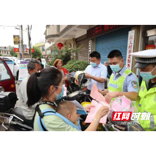 北塔交警： “5.20”美丽乡村行，“盔”然心动话安全