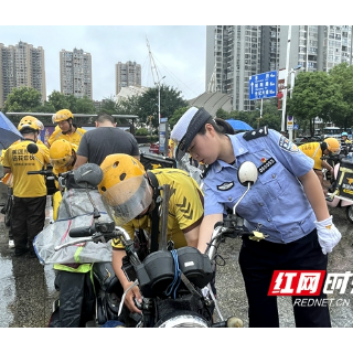 双清交警开展外卖企业电动车 “拆伞”行动