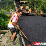 隆回：战高温 致敬阳光下的公路人