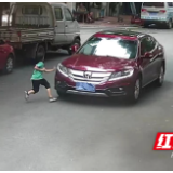 北塔交警：小孩飞奔过马路 受伤负主责