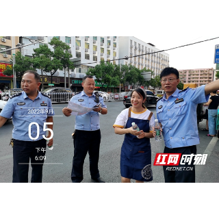 双清：爱心群众为创文一线执勤交警送清凉