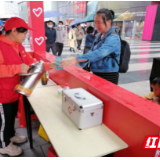 赠人玫瑰手有余香 义行善举让城市更有温度