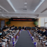 周春晖崔晓调度疫情防控工作