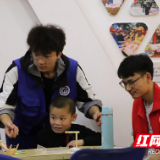 红绿灯“搬”上课桌 趣味实验带你解密光学原理