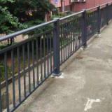 真心惠民办实事 更换护栏暖人心