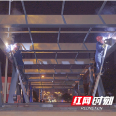 即将竣工！雨花区木莲东路新建人行天桥成功吊装