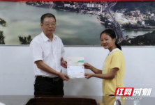 驱车200公里 湖南师范大学校领导为她送出今年第一封录取通知书