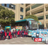 童书大巴车开进校园“开仓放粮” 书香望城香气袭人