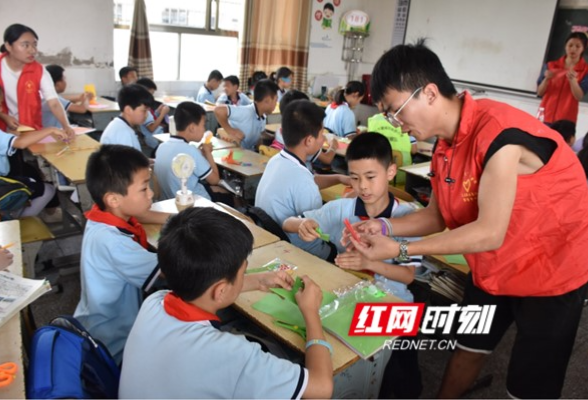 这个脸谱有点萌 非遗保护志愿者送传统文化进小学