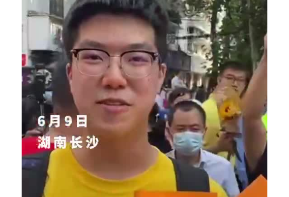 视频 | 毕业后收到的第一份惊喜 “是初中起就热爱的电吉他”