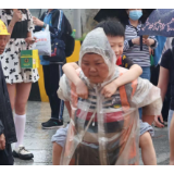 视频 | 大雨中的温暖！长沙一热心阿姨往返路口，趟水背人过马路