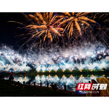 38800发烟花盛开浏阳河上 “时光里的码头”大型音乐焰火晚会精彩上演