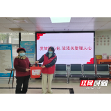 发放“暖心大礼包” 冬日关爱暖人心
