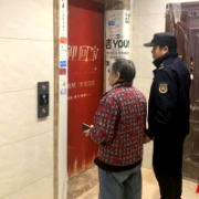 暖心记录:九旬老人出门迷路 城管队员助其平安回家