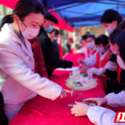 便民服务暖心 用行动弘扬雷锋精神