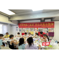 巧手绘制民族服饰  传承中华优秀传统文化