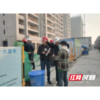 “红马甲”上门入户宣传 坚决打赢蓝天保卫“年度收官战”