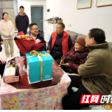 百岁老人迎寿辰 上门祝寿送服务