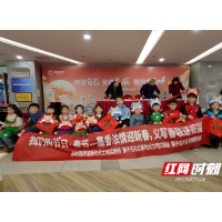 墨香浓情迎新春 义写春联送祝福
