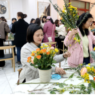 巾帼绽芳华 多彩插花活动庆祝“三八”国际妇女节