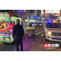整治油烟护蓝天 坡子街街道开展违规摊贩整治行动