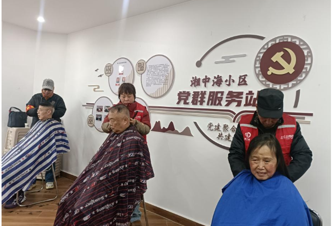 学习雷锋好榜样 党群服务暖人心