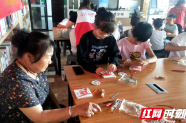 农家书屋香 老少指尖红