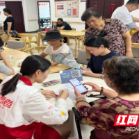 护脊科普“进家门” 义诊服务暖夕阳