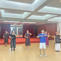 “家门口”传承非遗韵 银发票友圆戏梦