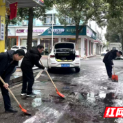 闻雪而动齐上阵 除冰保畅暖民心