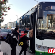 公交班次“微调整” 护航学子放学回家路