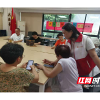 从“不敢碰”到“剪视频” “老友上网帮帮队”小组赋能银发生活