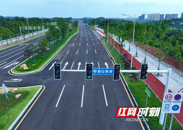 “四纵九横”融城骨架路网之一——新韶山南路已建成通车.jpg