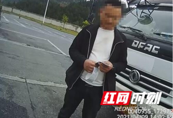 凤凰：超速被查驾驶员企图塞钱逃避被罚 交警：“师傅别搞这些！”