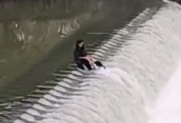 吉首乾州古城两名女子落水遇险 多方紧急救援已全部获救