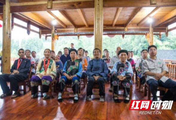 花垣县十八洞村党员群众集中收看庆祝中国共产党成立100周年大会直播