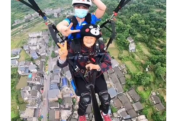 71岁奶奶玩高空滑翔伞飞越德夯大峡谷 圆自己“飞天梦”