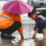 湘潭小学生雨中清淤照片火了—— 老师家长都说“不意外”