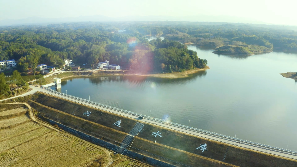 宁乡市洞庭水库一方碧水隐于山林之间